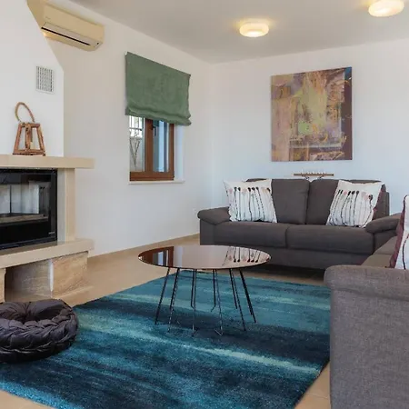 Ferienhaus Mit Privatpool Fur 10 Personen In Rogoznica, Dalmatien Rogoznica (Sibenik-Knin)