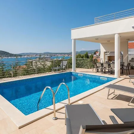 Ferienhaus Mit Privatpool Fur 10 Personen In Rogoznica, Dalmatien *