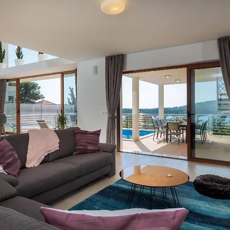 Ferienhaus Mit Privatpool Fur 10 Personen In Rogoznica, Dalmatien